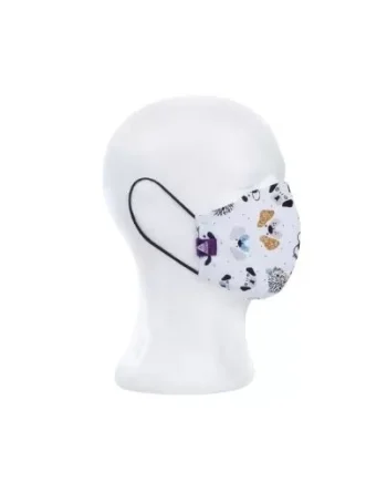 Máscara reutilizável em tecido elástico e estampada.